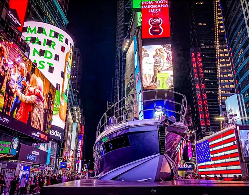 Imagem da Times Square com iate no projeto de Lucas Compan