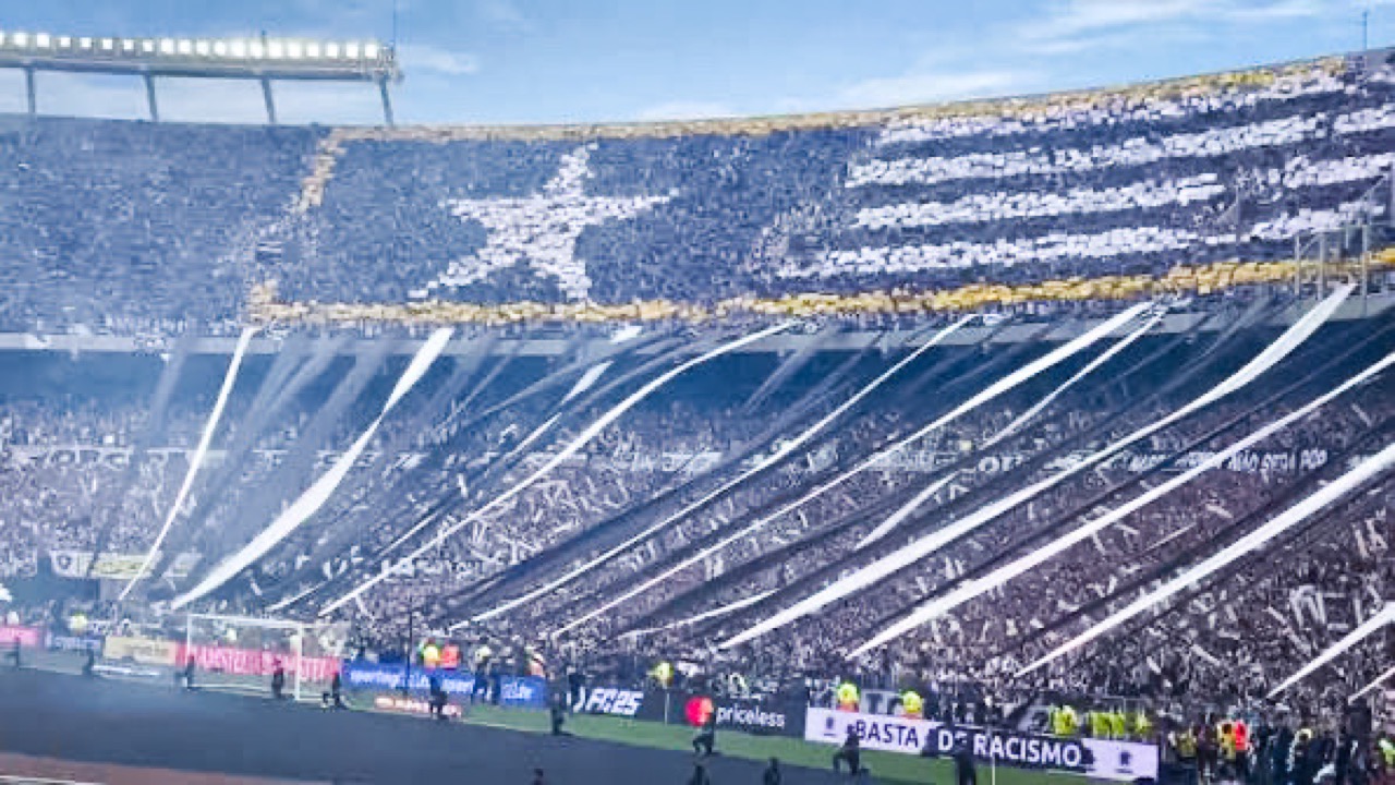 Torcida do Botafogo com bandeiras da Fúria Jovem lotando o Maracanã