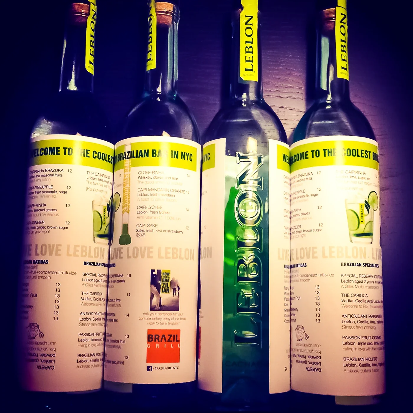 Menus reais da Cachaça Leblon nas garrafas, do projeto de Lucas Compan